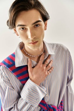 Moda yoluyla bireyselliği ve gururu kutlayan, kendine güveni olmayan şık bir insan..