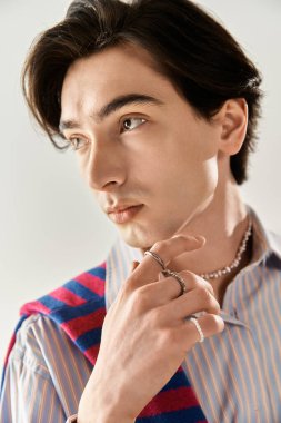 Genç, modaya uygun, ikili olmayan kişi, kapalı alanda kendine güvenen ve eşsiz bir tarz sergiliyor..