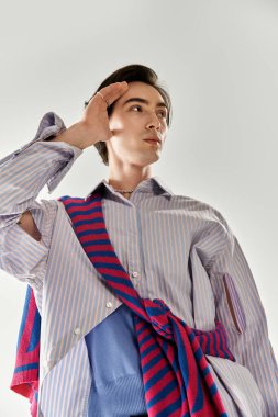 Moda ileri, ikili olmayan birey cesur bir kıyafet ve kendine güvenen bir pozla kimliğini ifade eder..