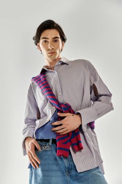 İkili olmayan genç bir insan şık bir mekanda şık bir kıyafet giyerken kendine güven yayar..