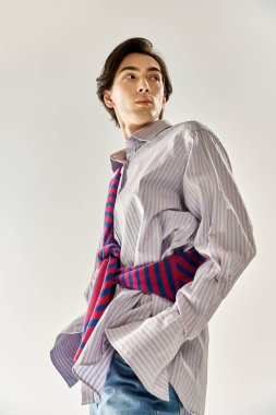 Genç, modaya uygun, ikili olmayan bireyler şık bir stüdyoya güvenerek poz veriyorlar..