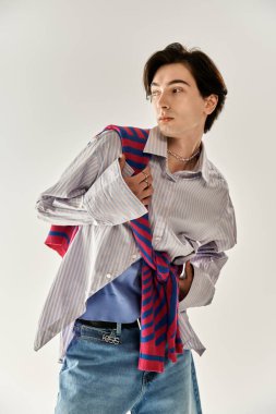 Genç bir ikili olmayan kişi, modaya uygun bir kıyafetle bireysel stil sergiliyor.