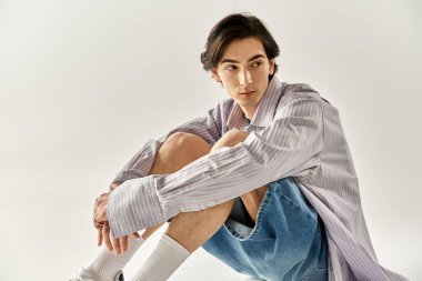 Genç, modaya uygun olmayan bir kişi benzersiz tarzını sakin ve modern bir ortamda sergiliyor..