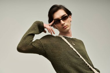 Bu genç, modaya uygun, ikili olmayan birey kendine güvenen ve yetenekli tarzını sergiliyor..