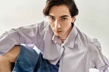 İkili olmayan genç bireyler modern bir ortamda tarz ve güven yayar, gururu somutlaştırır..