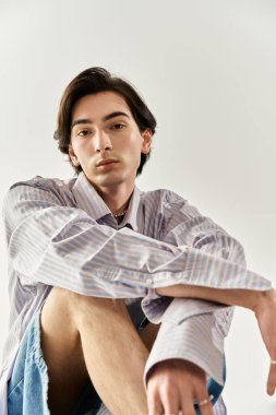 İkili olmayan bir kişi benzersiz stilini modern bir ortama güvenerek sergiliyor..