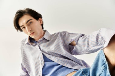 Moda ikilisi olmayan bir birey, kendine güvenerek benzersiz bir kimlik ve stili kutluyor..