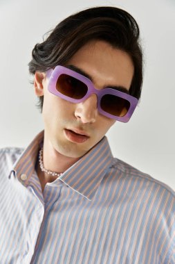 Moda düşkünü, genç, çift kişilikli olmayan kişi içeride şık güneş gözlüğü takıyor..