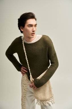 Genç, ikili olmayan bir birey, canlı tarzlarını yaratıcı bir stüdyo ortamında sergiliyor..