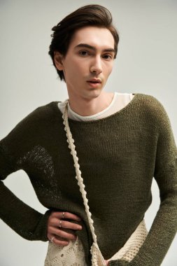 Genç modaya uygun, ikili olmayan bireyler yaratıcı bir iç mekan ortamında eşsiz bir stil sergiliyor..