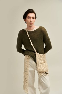 İkili olmayan genç bir kişi kendine güvenen ve yetenekli eşsiz bir moda sergiliyor..