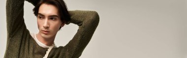 İkili olmayan genç bir birey moda anlayışını güven ve yaratıcılık ile ifade eder.