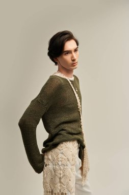 Moda ve poz vererek kendine güvenen şık, ikili olmayan bir insan..