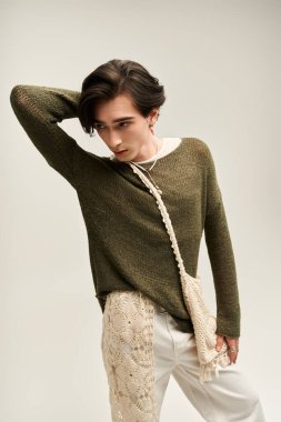 İkili olmayan genç bir birey, özgüven ve gururla eşsiz moda anlayışını sergiliyor..