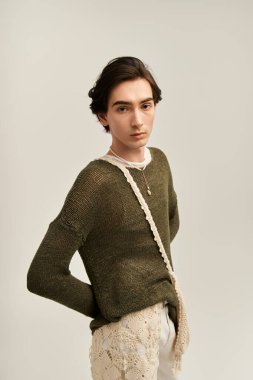 İkili olmayan şık bireyler, sakin bir stüdyo ortamında eşsiz bir moda sergiliyor..