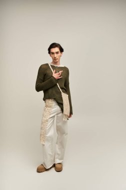 Genç insan, benzersiz moda tercihleri ve kendine güvenen duruşuyla kimliğini ifade eder..