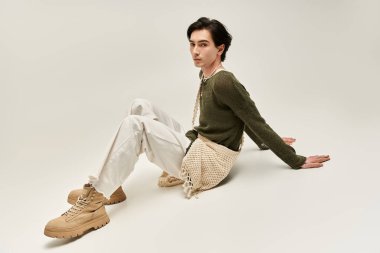 İkili olmayan genç bir birey şık bir şehir ortamında cesur tarzını sergiliyor..