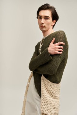 İkili olmayan genç bir birey, emsalsiz moda anlayışını kapalı alanlarda sergiliyor..