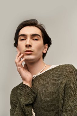 Kendine güvenen, ikili olmayan bir birey modern bir mekanda moda yoluyla kimliğini ifade eder..