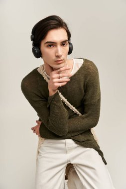 İkili olmayan şık bir insan kendine güvenir, modern gururu somutlaştırır..