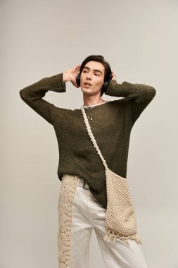 Moda düşkünü genç bir insan müziği dinlerken titreşimleri hisseder ve neşeyi ifade eder..