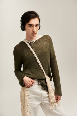 Genç bir çift kişilikli olmayan kişi şık bir kıyafet ve aksesuarla kimliğini ifade eder..