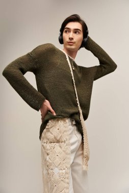 Genç, modaya uygun olmayan bir birey, kendine güvenen, kendine özgü bir stil ve kimlik sergileyen biri..