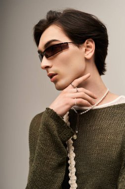 Şık, ikili olmayan bir birey şık bir şehir ortamında moda sergiliyor..