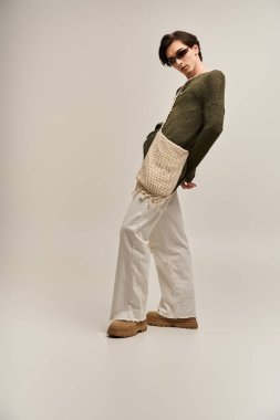 İkili olmayan genç bir insan, benzersiz moda anlayışını bir stüdyoya güvenerek sergiler..