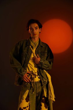 Kendinden emin olmayan bir kişi günbatımı renklerinde moda sergiliyor..