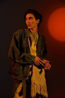 Günbatımında genç bir ikili olmayan kişi moda ve güven sergiliyor.