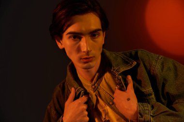 İkili olmayan genç bir insan kendine güvenerek eşsiz modasını canlı bir ortamda sergiliyor..