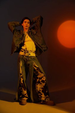 İkili olmayan şık bir insan kendine güvenir, gün batımında eşsiz bir modaya bürünür..