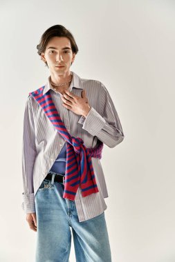 Şık, ikili olmayan bir birey, eşsiz moda anlayışını parlak bir ortamda sergiliyor..