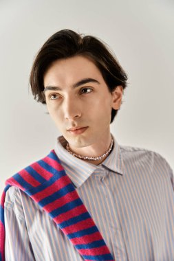 Modayı takip eden biri, benzersiz tarzını parlak bir ortamda güvenle ifade eder..