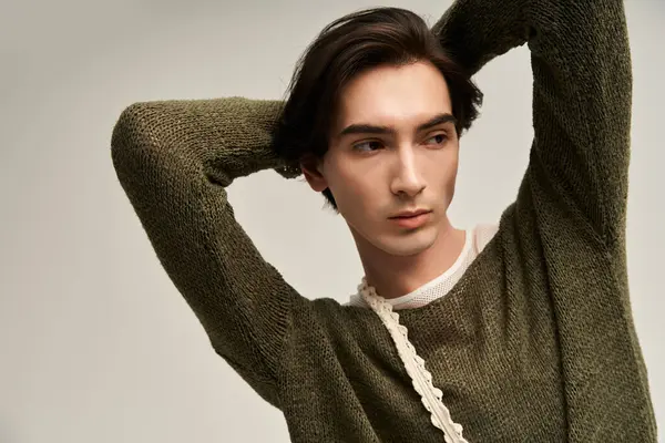 İkili olmayan bir genç düşünceli bir şekilde minimalist bir alanda kendine güven ve tarz yayar.