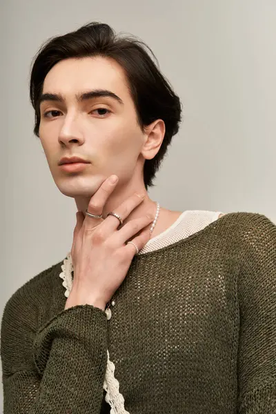 Genç, modaya uygun olmayan bir kişi şık görünümünü ve kendine güvenini gösteriyor..