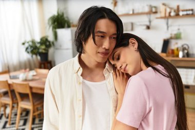 Bir çift evde samimi bir andan zevk alır. Sevgi dolu ifadelerle yumuşakça kucaklaşır, dinlenir..