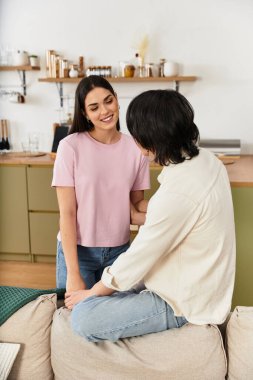 Rahat yuvalarında dinlenirken birbirlerine şefkatle gülümserler..