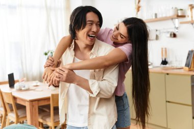 Bir çift güzel dekore edilmiş evlerinde neşe ve kahkaha paylaşıyor..