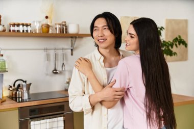 Sevecen çift, evdeki samimi anlarının tadını çıkarırken birbirlerini kucaklarlar..