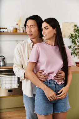 Sevgi dolu bir çift evde samimi bir anı paylaşır. Sevgi ve mutluluk yayarlar..