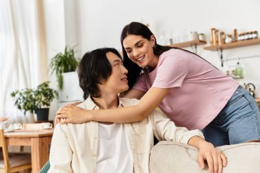 Bir çift, evde sevgi dolu anların tadını çıkarıyor. Aşklarını ve mutluluklarını vurguluyorlar..