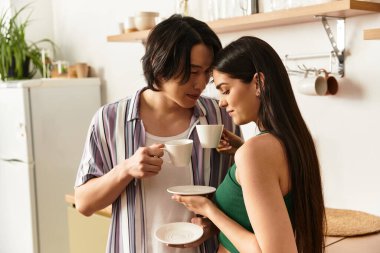 Bir çift, kahvenin, sıcaklığın ve sevginin tadını çıkarırken birlikte vakit geçirmekten zevk alır..