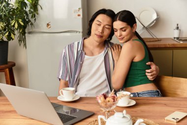 Bir çift evde hassas bir anı paylaşıyor, kahvelerini yudumluyor ve birlikte vakit geçiriyorlar..