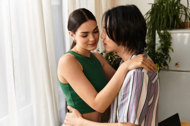 Sevgi dolu bir çift, sevgi ve bağlılık dolu sıcak evlerinde birbirlerini kucaklarlar..