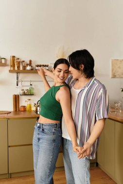 Sevgi dolu çift, sıcak, davetkar mutfaklarında dans ederken keyifli bir anın tadını çıkarır..