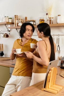 Sıcak bir mutfakta, kahve içerken, aşk saçarken birkaç güzel an paylaşırız..