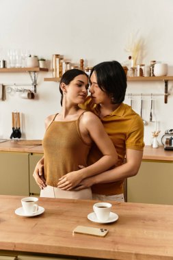 Birkaçı davetkar mutfaklarında kucaklaşır, kahve içerken güzel bir anın tadını çıkarırlar..