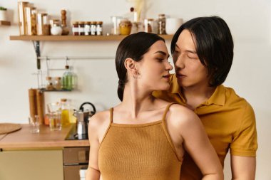 Bir çift sıcak ve davetkar mutfaklarında sevgi dolu bir anın tadını çıkarıyor..